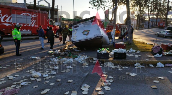 Camioneta de totopos «Pinocho» vuelca en la Av. Lázaro Cárdenas de Xalapa