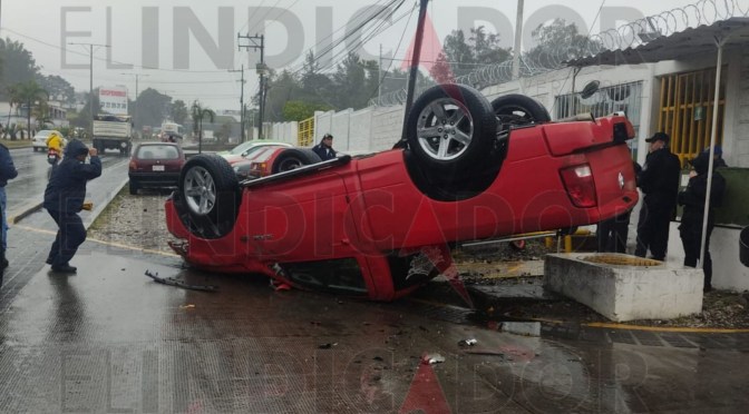 Pierde el control y vuelca en la carretera Xalapa-Banderilla