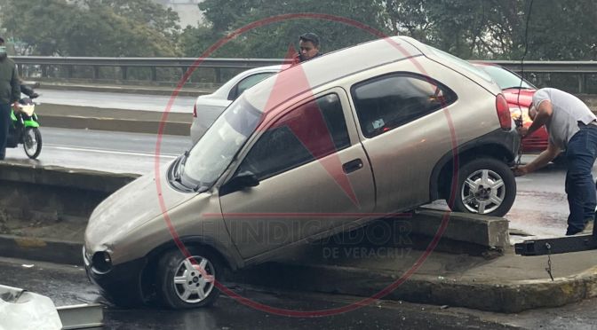 Pierde el control y derriba muro de contención de puente Macuiltépetl en Xalapa