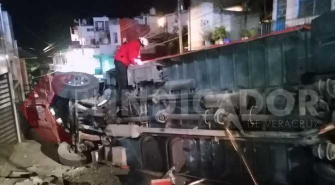 Vuelca autobús de pasajeros en colonia Lomas de Casa Blanca de Xalapa
