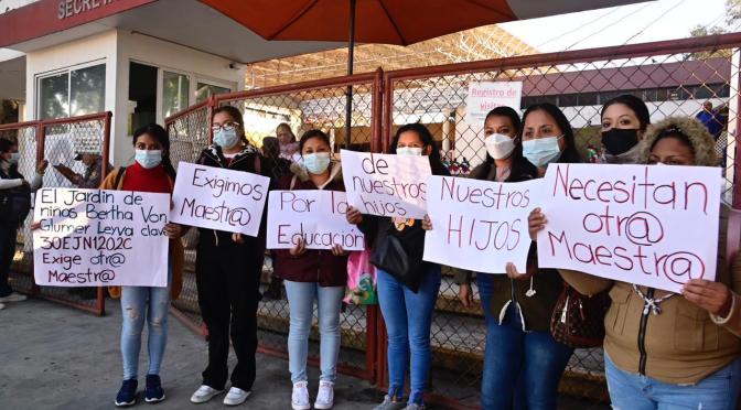 Padres del Jardín Bertha Von Glümer se manifiestan en la SEV para denunciar falta de maestros