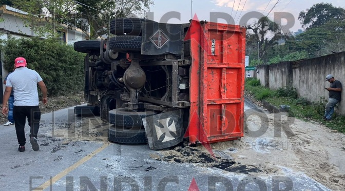 Vuelca camión transportador de arena en la carretera antigua Xalapa-Coatepec