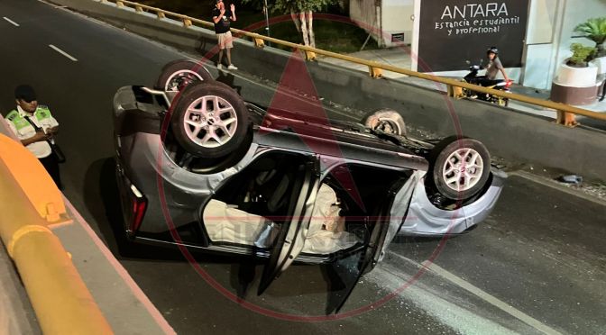 Aparatosa volcadura en el Circuito Presidentes de Xalapa