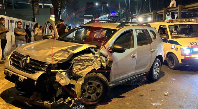 Pierde el control y se estampa contra lateral del puente Macuiltépetl en Xalapa