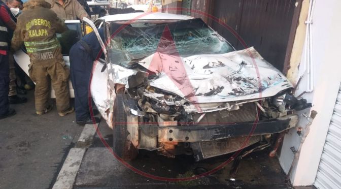 Aparatoso accidente vehicular en pleno centro de Xalapa