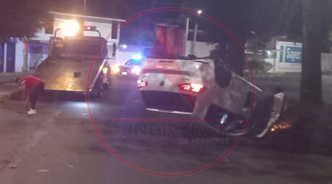 Se registra volcadura de automóvil en la avenida Villahermosa de Xalapa
