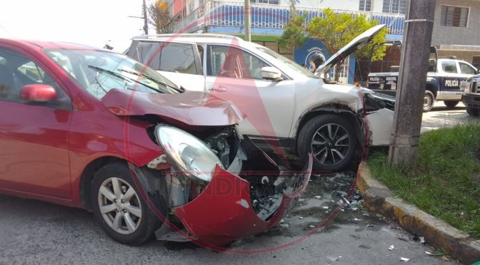 Por no ceder el paso, se registra aparatoso accidente en colonia Progreso de Xalapa