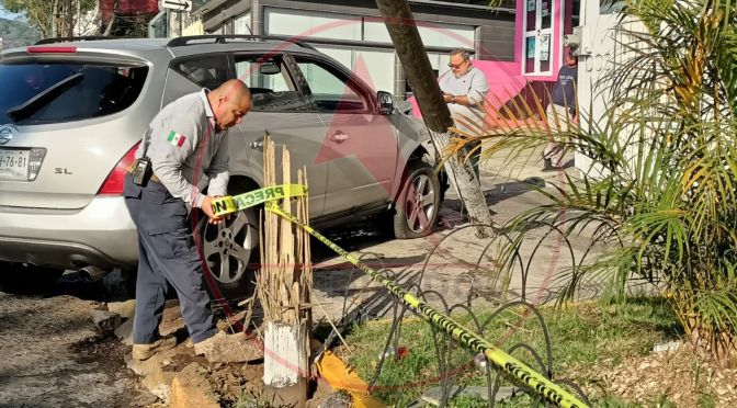 Pierde el control y choca contra poste en Av. Ávila Camacho de Xalapa