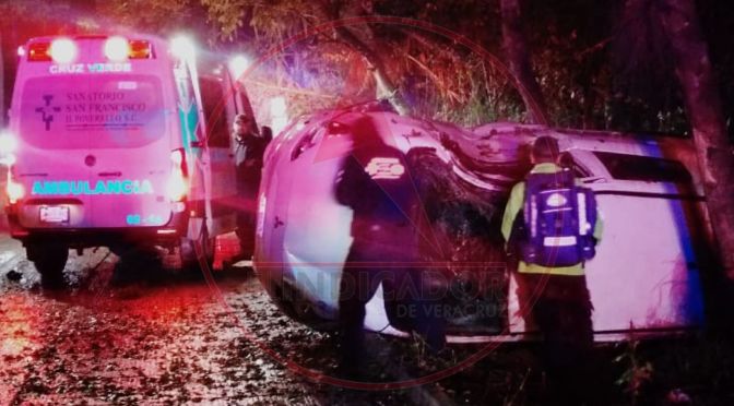 Por exceso de velocidad, vuelca automóvil en el bulevar Xalapa-Coatepec