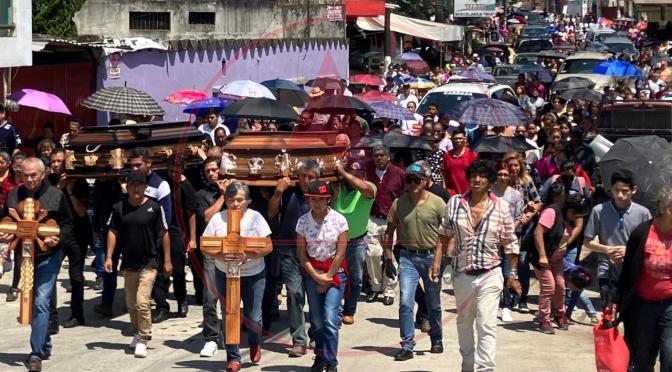 Cientos de personas despiden a familia que murió en accidente vehicular en Tlaxcala