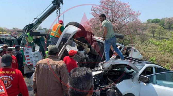 Aparatoso accidente en la Cardel-Poza Rica deja varios lesionados