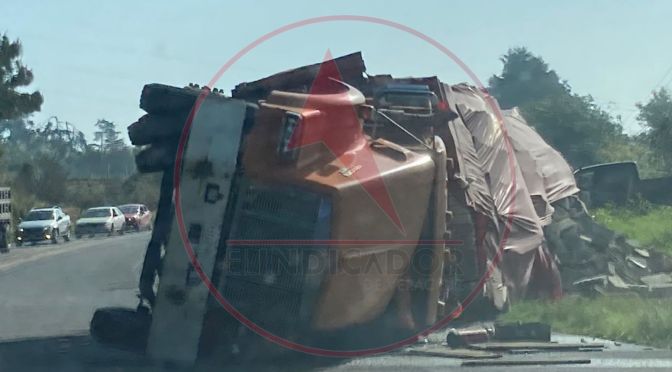 Camión vuelca en la carretera Xalapa-Perote