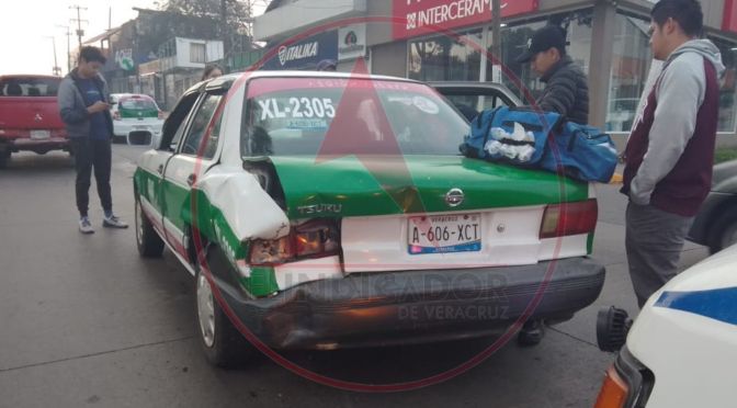 Taxista choca contra particular en la Colonia Rafael Lucio de Xalapa