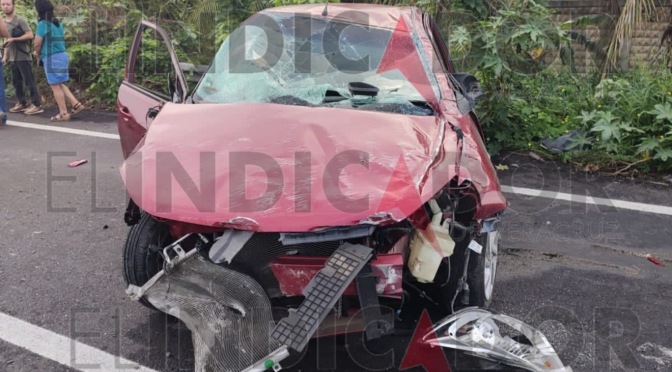 Automóvil pierde el control y termina volcado en la Carretera Veracruz-Poza Rica
