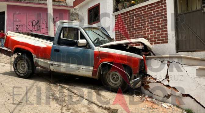 Se queda sin frenos y choca contra fachada de domicilio en Xalapa