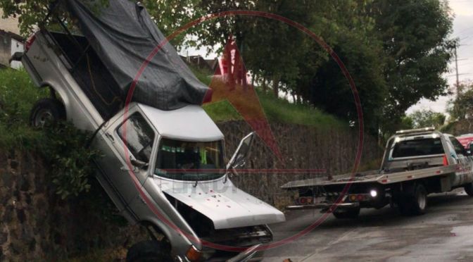 Camioneta se sale del carril y «queda volando» en avenida diamante de Xalapa