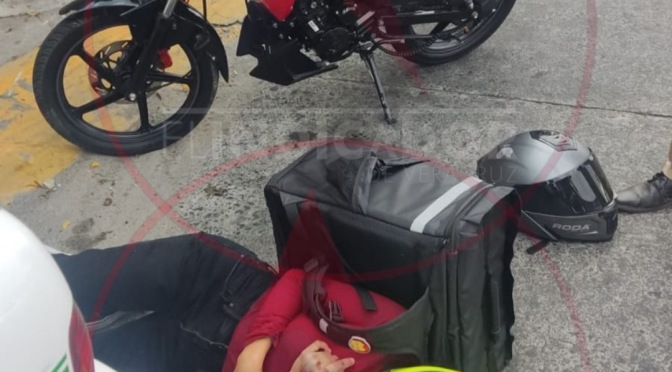 Camioneta impacta a pareja de motociclistas en Xalapa
