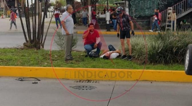 Impacto entre una motocicleta y un automovil en Av. Lázaro Cárdenas
