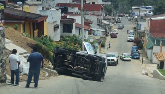Volcadura de una camioneta en calle Armando Ramírez