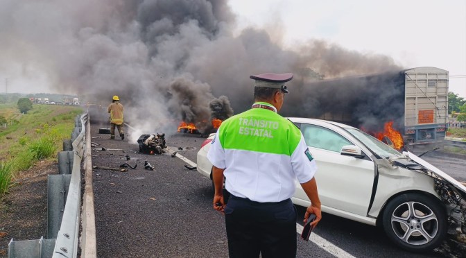 Vuelca y se incendia tractocamión sobre el Libramiento de Cardel