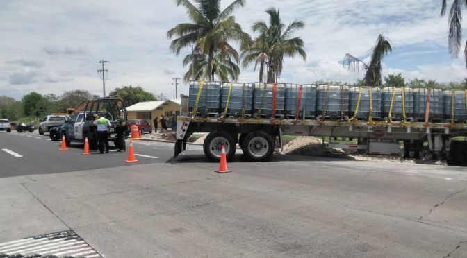 Tráiler conducido a exceso de velocidad choca contra camioneta dejando dos personas fallecidas.
