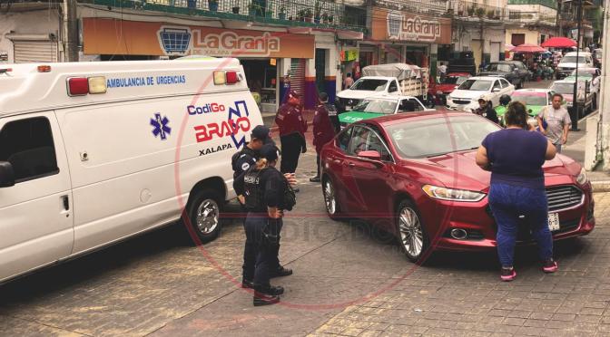 Adulto mayor es atropellado por conductora sobre calle Madero en Xalapa