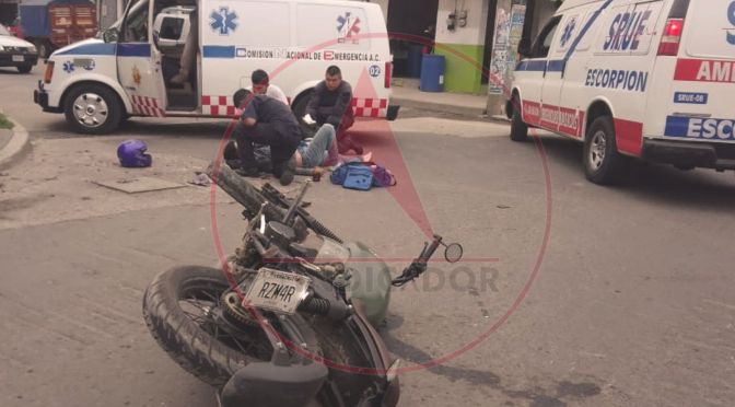 Tres personas lesionadas luego de un impacto entre dos motociclistas en col. Sostenes M. Blanco