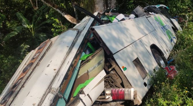 Volcadura de un autobús en la carretera federal 780 Catemaco – Hueyapan de Ocampo