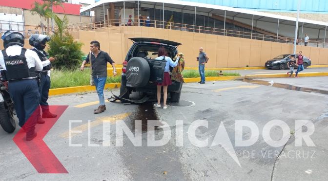 Automovilista pierde el control y se impacta en la entrada del estacionamiento de un centro comercial en Xalapa.