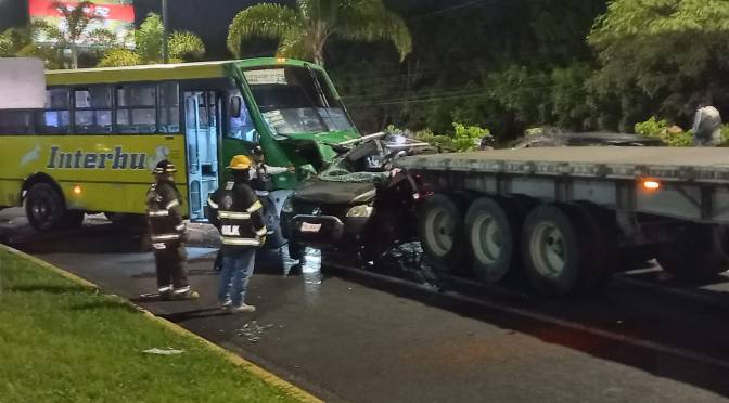 Autobús de pasajeros impacta 7 vehículos en la carretera Veracruz – Xalapa.