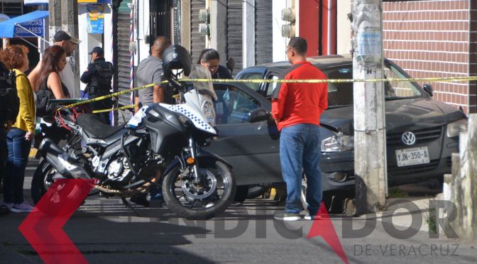 Fallece adulto mayor al sufrir un infarto mientras conducía en el centro de Xalapa.