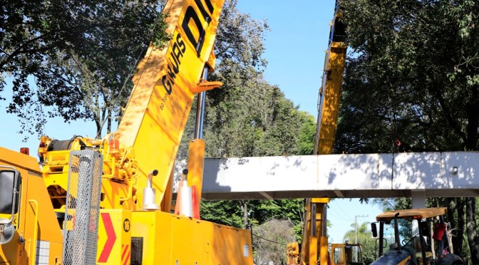 Por demolición de puente permanece cerrada avenida Xalapa.