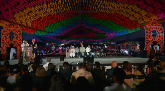 El Altar de Muertos más grande del mundo atrajo a 32 mil visitantes.