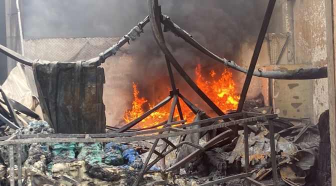 Se incendia bodega de plásticos en la central de abastos de Xalapa.