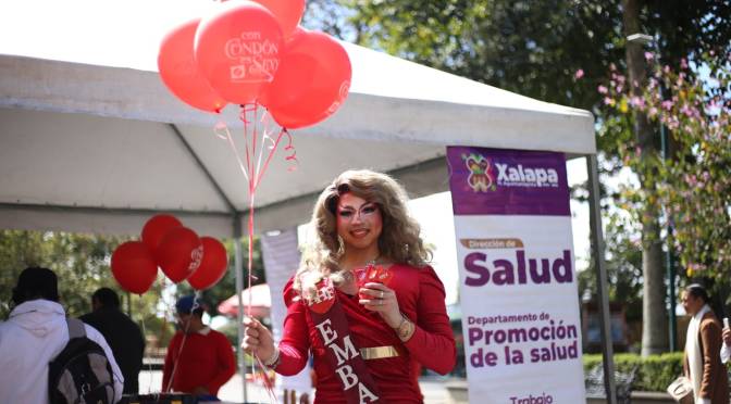 AHF México regala preservativos para conmemorar el Día Internacional del Condón.