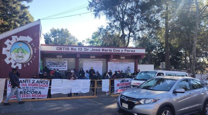 Padres del CBTIS 13 continúan exigiendo destitución de la directora.