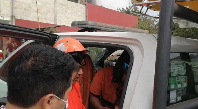 Tres lesionados tras impactarse camioneta en San Andrés Tlalnelhuayocan.