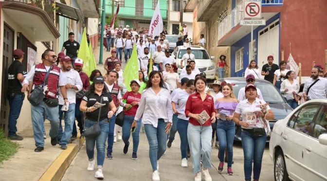 La candidata a diputada local por el distrito XI Dorheny Cayetano recorrió colonias de Xalapa.