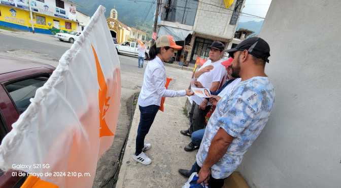 La candidata por MC, Daniela Paola Galaviz, recorrió los municipios de Ayahualulco e Ixhuacan de los Reyes.