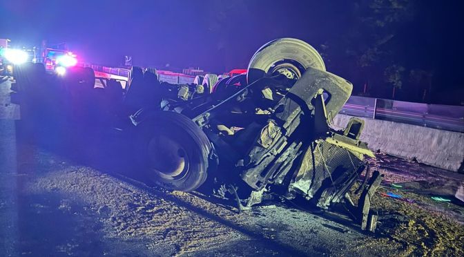 Tráiler se queda sin frenos sobre la Autopista Perote Xalapa a la altura de la localidad El Fresno.