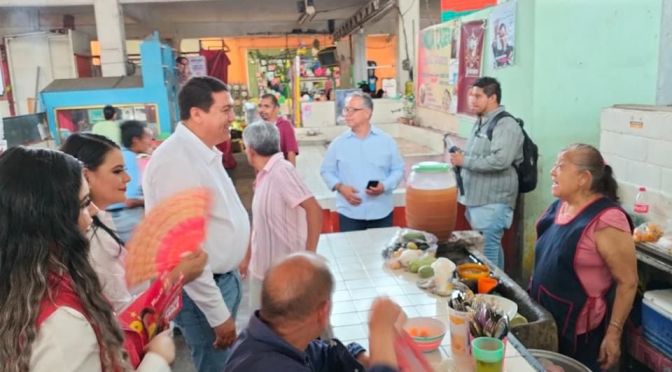 El profe Ramon Díaz continuó su recorrido por el distrito de Coatepec.