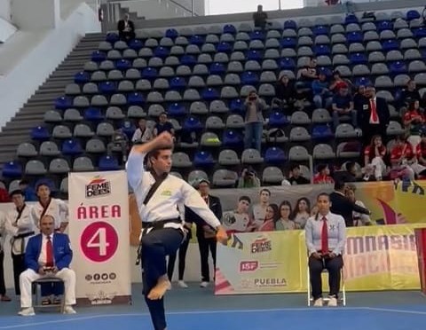 Presea dorada para Jabir Jamed Dorantes.