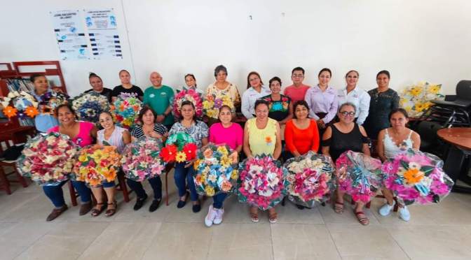 Artesanías con manos galvanenses; concluye curso de elaboración de coronas con hoja de maíz