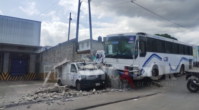 Autobús de pasajeros sin conductor causó daños en la Colonia Carolino Anaya.