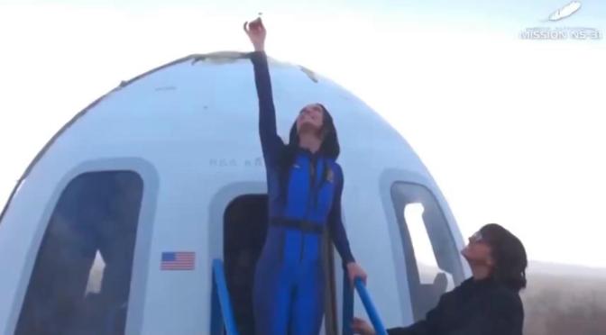 ¡Misión cumplida! Katy Perry viajó al espacio junto con otras seis mujeres.
