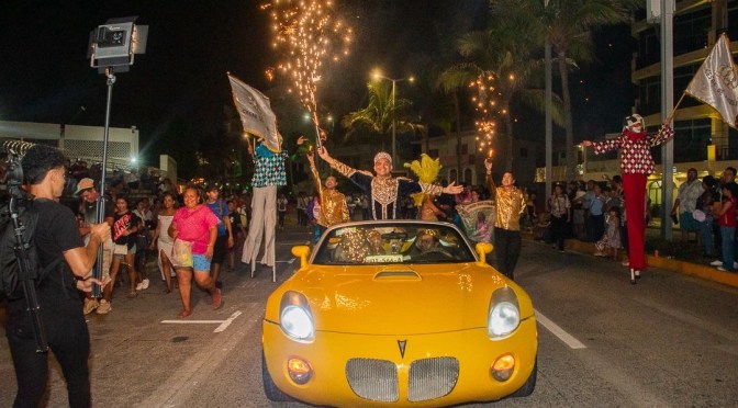 Rey de la Diversidad de PUVSD brilla en el papaqui del Carnaval de Veracruz