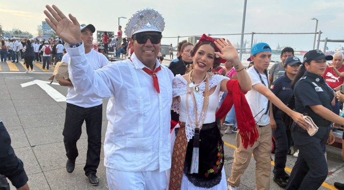 Gran ambiente en el tercer y último desfile del Carnaval de Veracruz