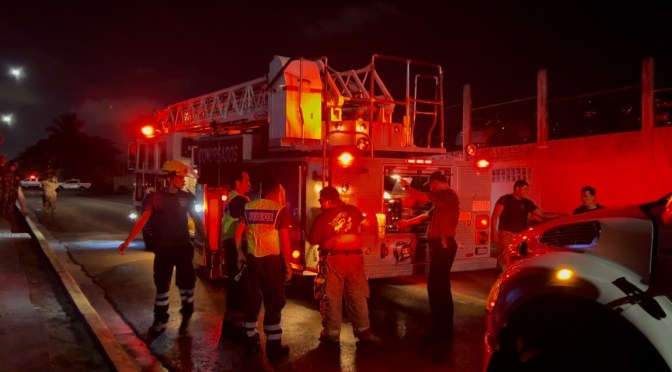 Varios automóviles dañados por incendio en una agencia automotriz de Boca del Río