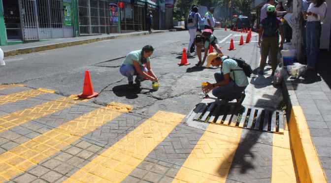 Amplían banquetas en paradas de autobús en beneficio del peatón