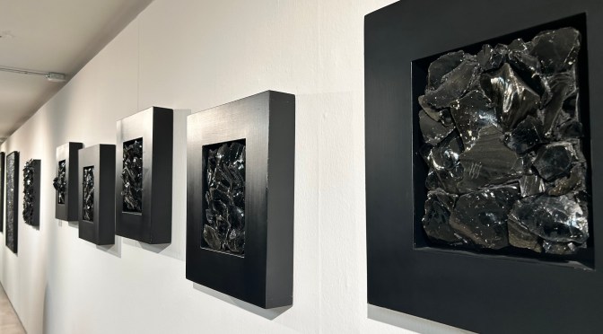 Con piezas que desnudan nuestra mirada y murmuran relatos cosmogónicos, inauguran obra de Beatriz Zamora, “El Negro”.